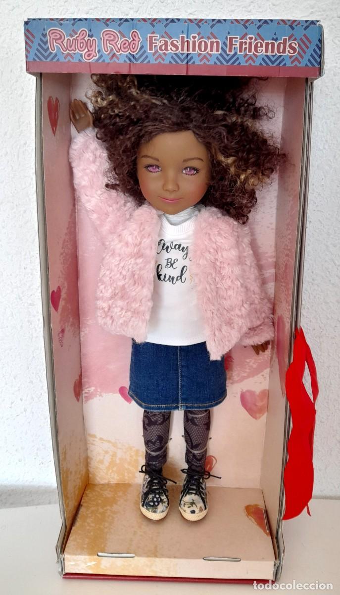 Mu&ntilde;ecas Modernas: Mu&ntilde;eca Maya Ruby Red Fashion Friends sin sacar de la caja ver fotos pelo rizado ojos rosas