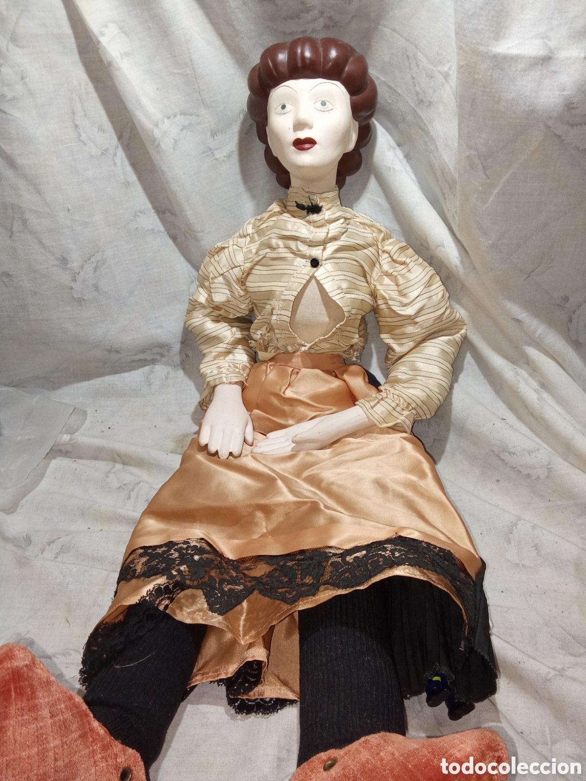 Mu&ntilde;ecas Modernas: CURIOSA Y GRAN MU&Ntilde;ECA CON CABEZA Y MANOS DE PORCELANA Y CUERPO DE TRAPO + de 70 cm