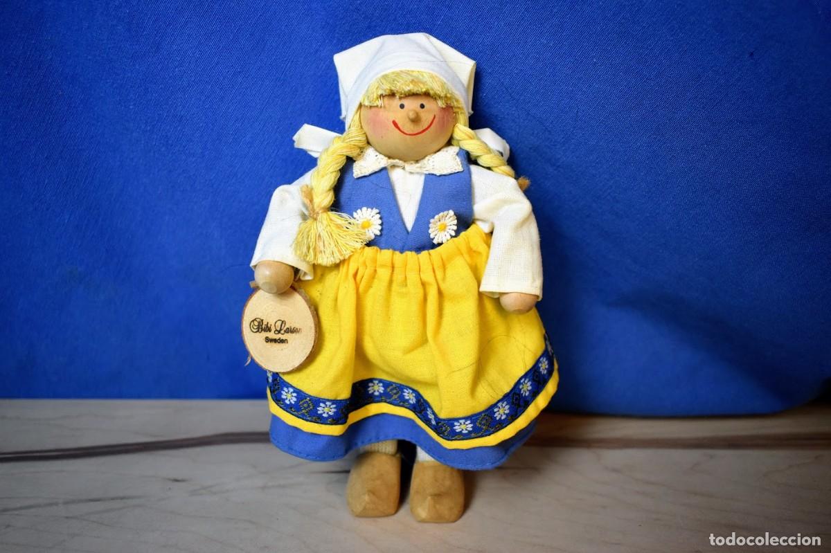 Mu&ntilde;ecas Modernas: Mu&ntilde;eca con vestimenta tradicional Sueca en madera y trapo