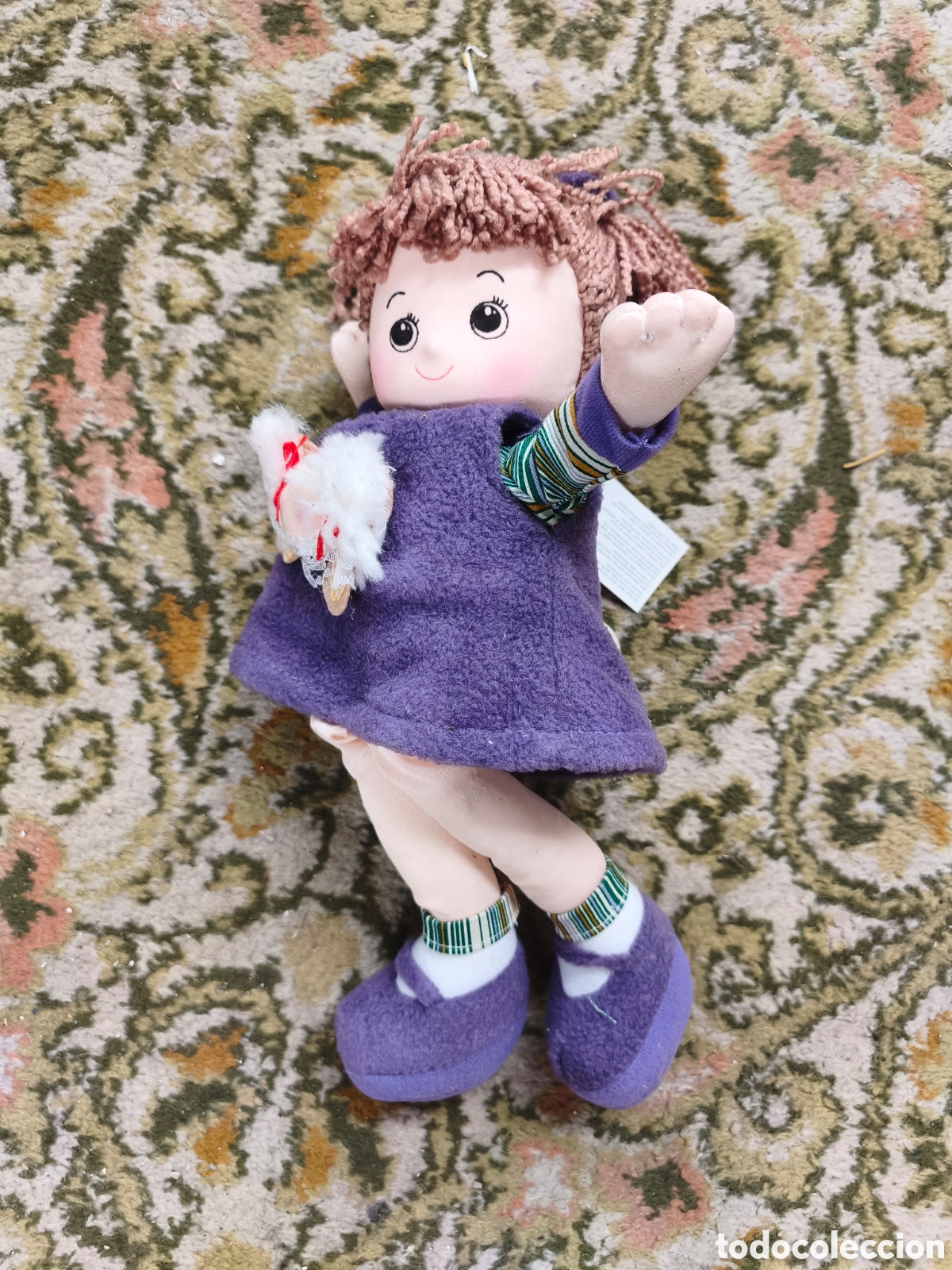 Mu&ntilde;ecas Modernas: Mu&ntilde;eca Musical de Trapo Vintage con Cuerda - Vestido Morado