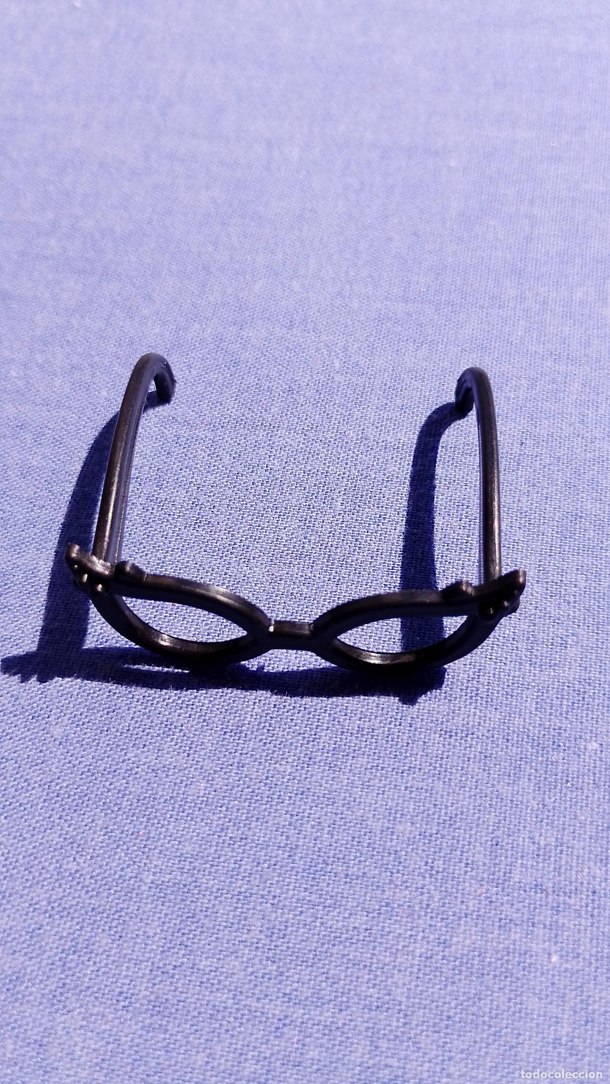 Mu&ntilde;ecas Modernas: Antiguas gafas negras para mu&ntilde;ecas m&aacute;s grandes que Barbie