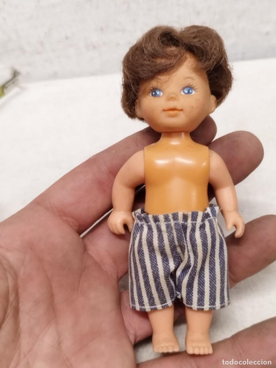 Mu&ntilde;ecas Modernas: Antiguo mu&ntilde;eco de un ni&ntilde;o en pantal&oacute;n corto a rayas. De Simba.