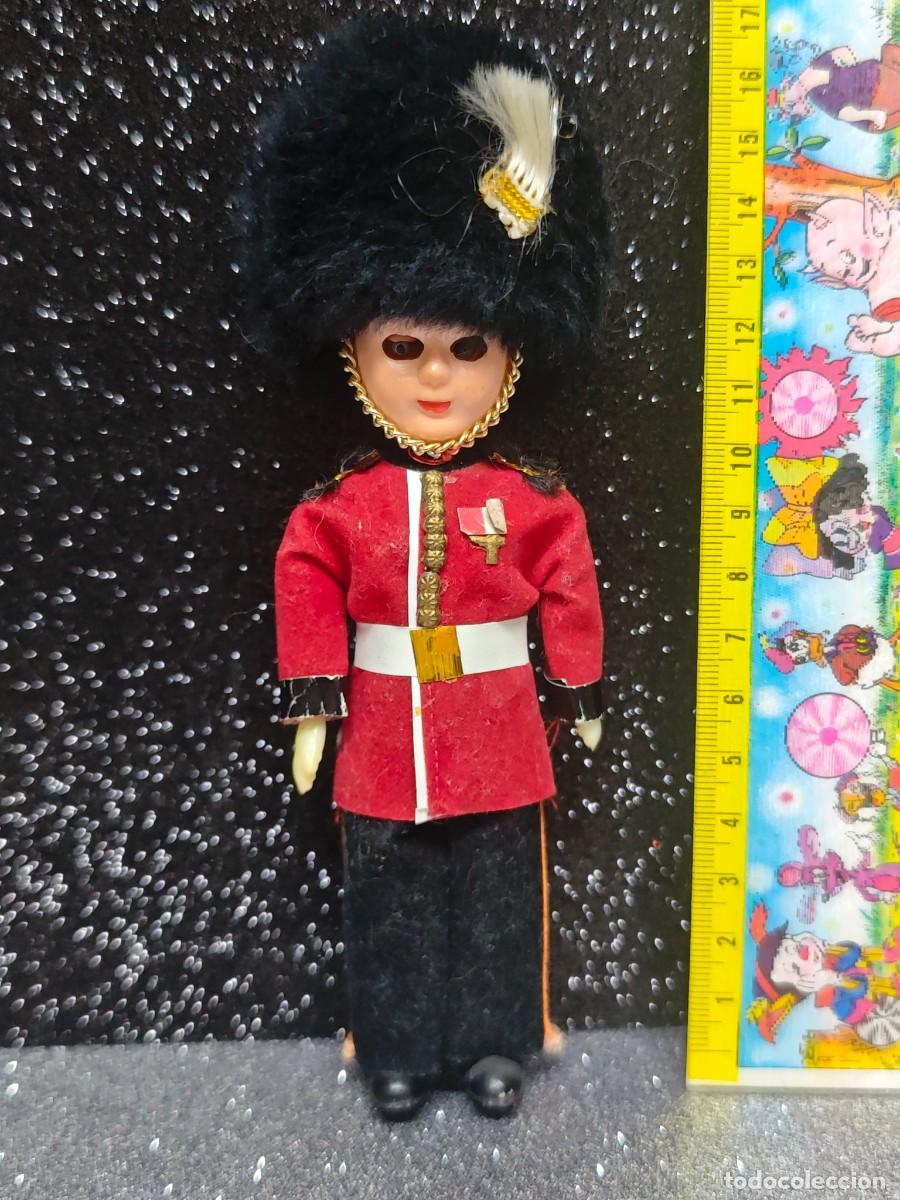 Mu&ntilde;ecas Modernas: .MU&Ntilde;ECO CON TRAJE REGIONAL - SOLDADO BRIT&Aacute;NICO