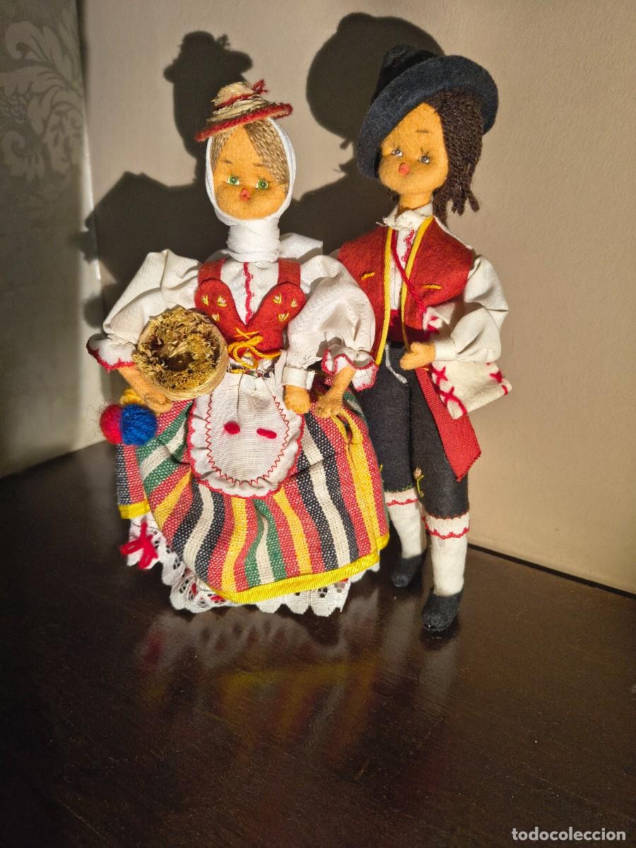 Mu&ntilde;ecas Modernas: Pareja de mu&ntilde;ecos de Tenerife de alambre y fieltro