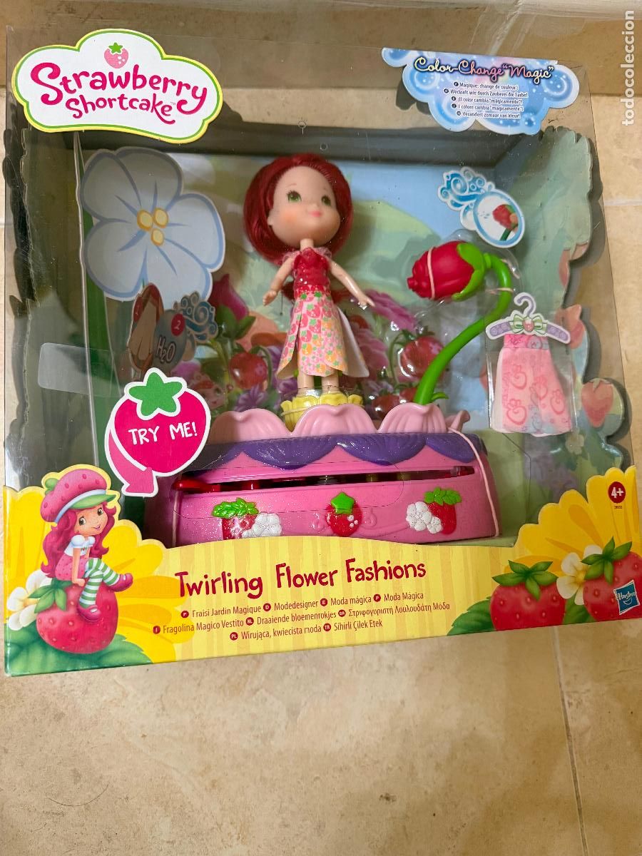 Mu&ntilde;ecas Modernas: Mu&ntilde;eca Strawberry twirling flower fashions