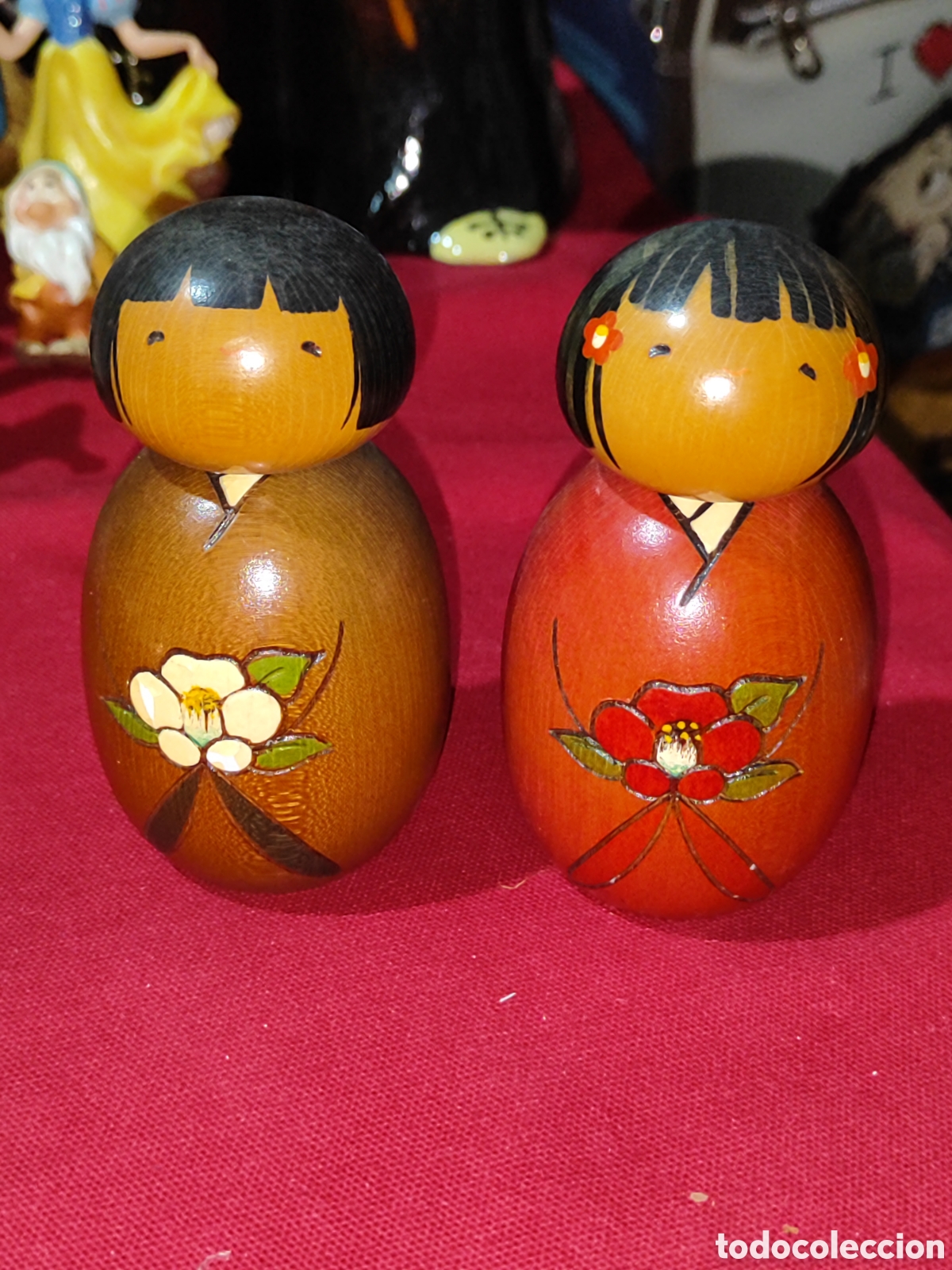 Mu&ntilde;ecas Modernas: Pareja de mu&ntilde;ecas kokeshi tradicional japonesa pintadas a mano