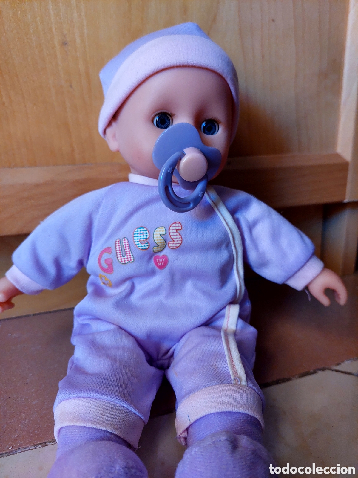 Mu&ntilde;ecas modernas: Mu&ntilde;eco Beb&eacute; Guess funciona sin pilas - Foto 2