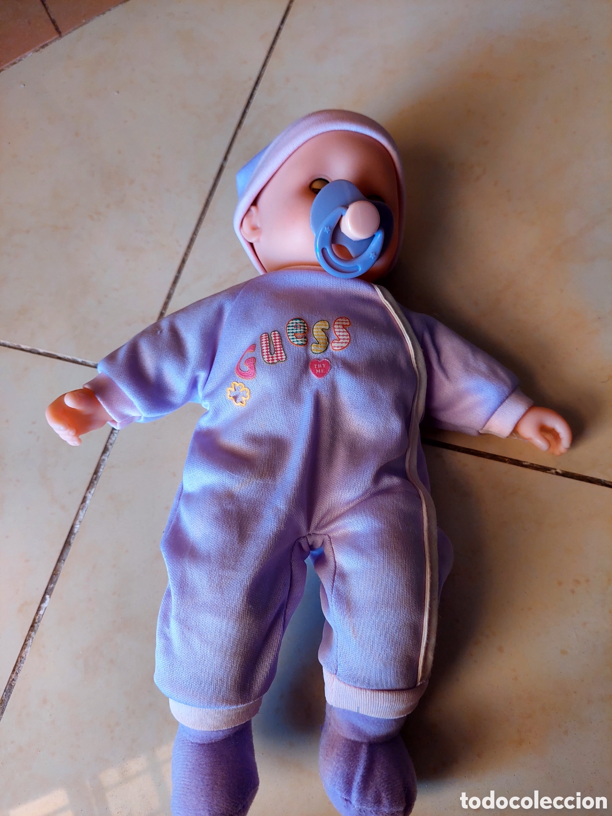 Mu&ntilde;ecas modernas: Mu&ntilde;eco Beb&eacute; Guess funciona sin pilas - Foto 3