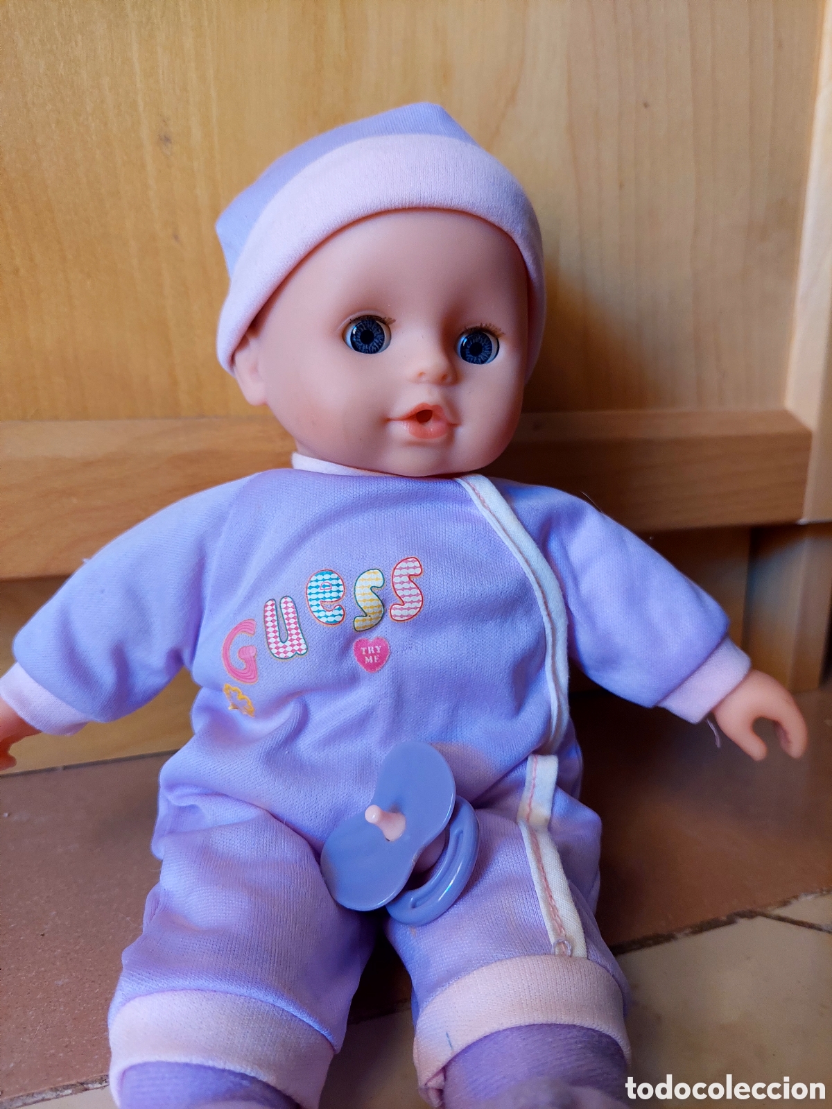 Mu&ntilde;ecas modernas: Mu&ntilde;eco Beb&eacute; Guess funciona sin pilas - Foto 1