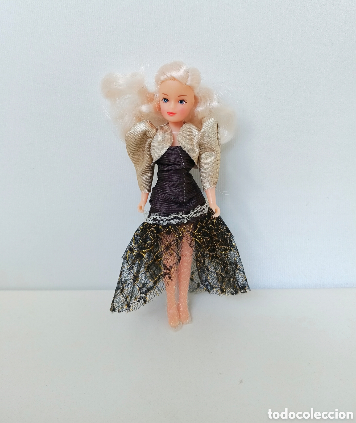 Mu&ntilde;ecas modernas: Mu&ntilde;eca Pamela Love con conjunto vestido negro y chaqueta dorada a&ntilde;os 90 80 Simba mini Barbie
