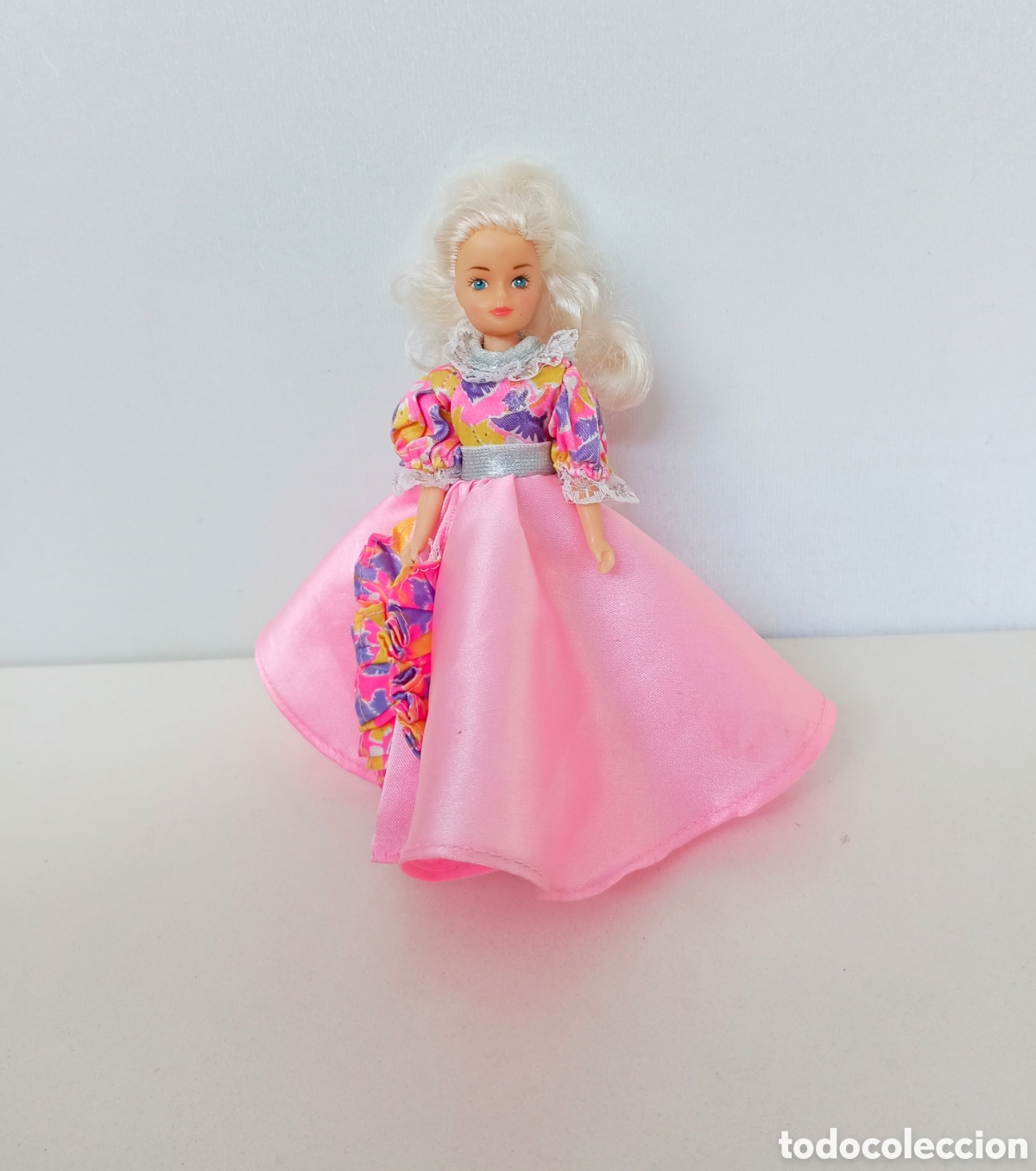 Mu&ntilde;ecas modernas: Mu&ntilde;eca Pamela Love com vestido de fiesta rosa a&ntilde;os 90 80 Simba mini Barbie