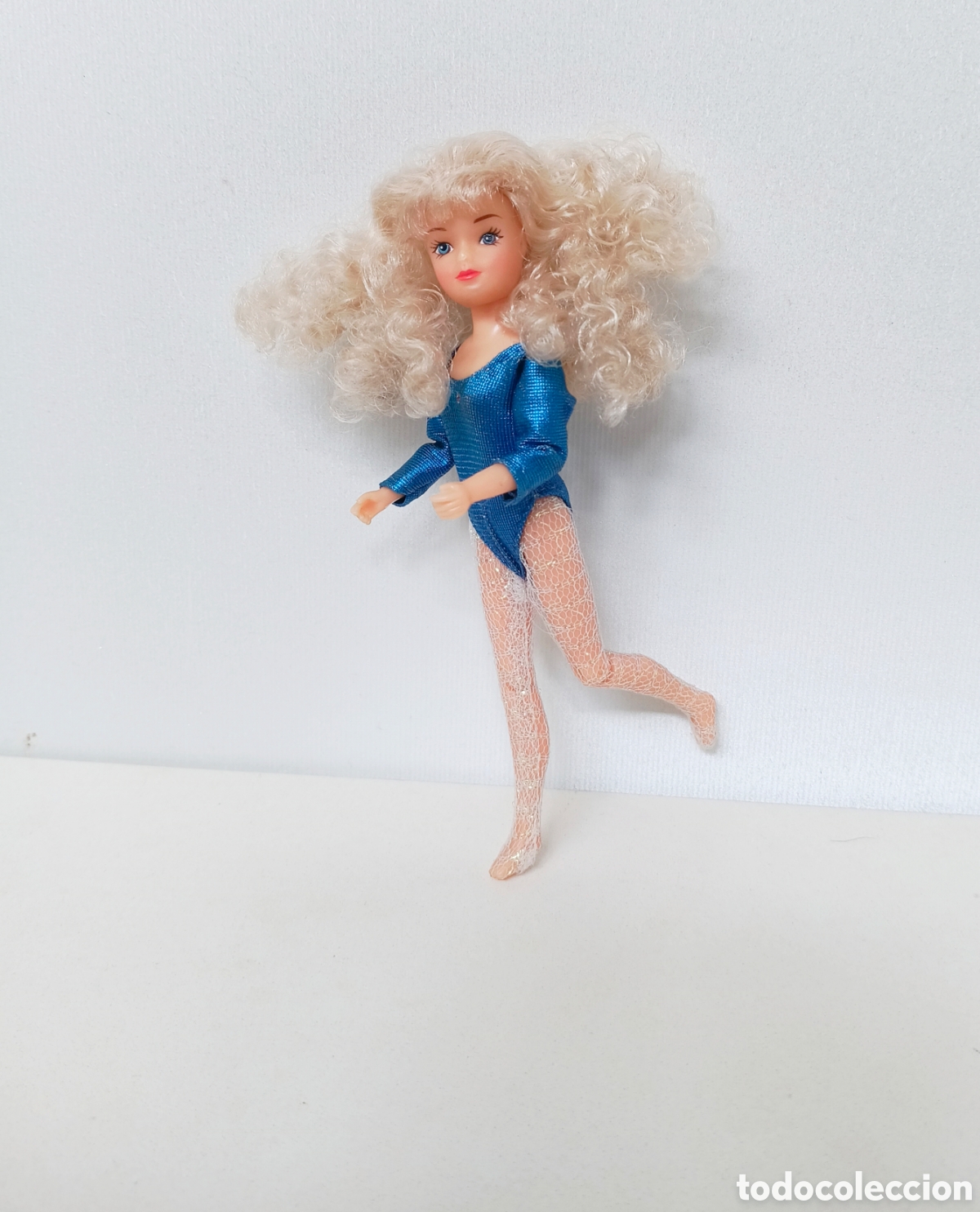 Mu&ntilde;ecas modernas: Mu&ntilde;eca Pamela Love con body azul aerobic gimnasta bailarina pelo rizado a&ntilde;os 90 80 Simba mini Barbie