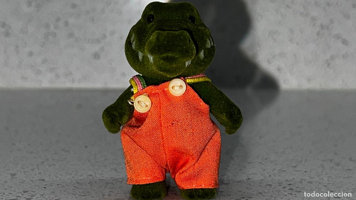 Mu&ntilde;ecas modernas: SYLVANIAN - ANTIGUO MU&Ntilde;ECO COCODRILO SYLVANIAN, VESTIDO DE ORIGEN!