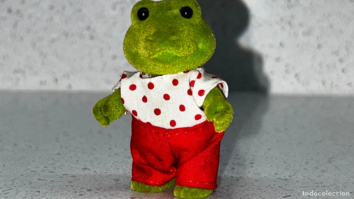 Mu&ntilde;ecas modernas: SYLVANIAN - ANTIGUO MU&Ntilde;ECO RANA SYLVANIAN, VESTIDO DE ORIGEN!