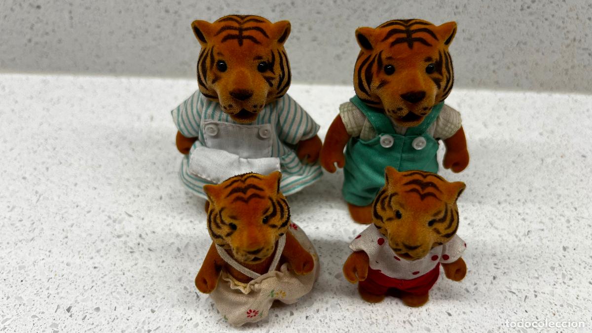 Mu&ntilde;ecas modernas: SYLVANIAN - ANTIGUA FAMILIA DE TIGRES SYLVANIAN VESTIDOS DE ORIGEN!