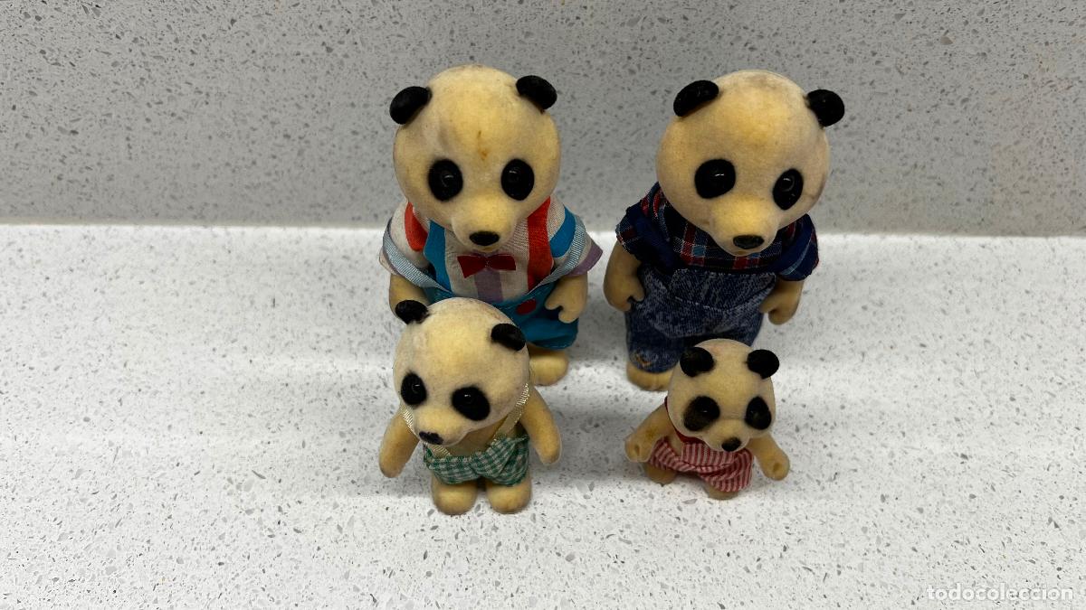 Mu&ntilde;ecas modernas: SYLVANIAN - ANTIGUA FAMILIA DE PANDAS SYLVANIAN VESTIDOS DE ORIGEN!