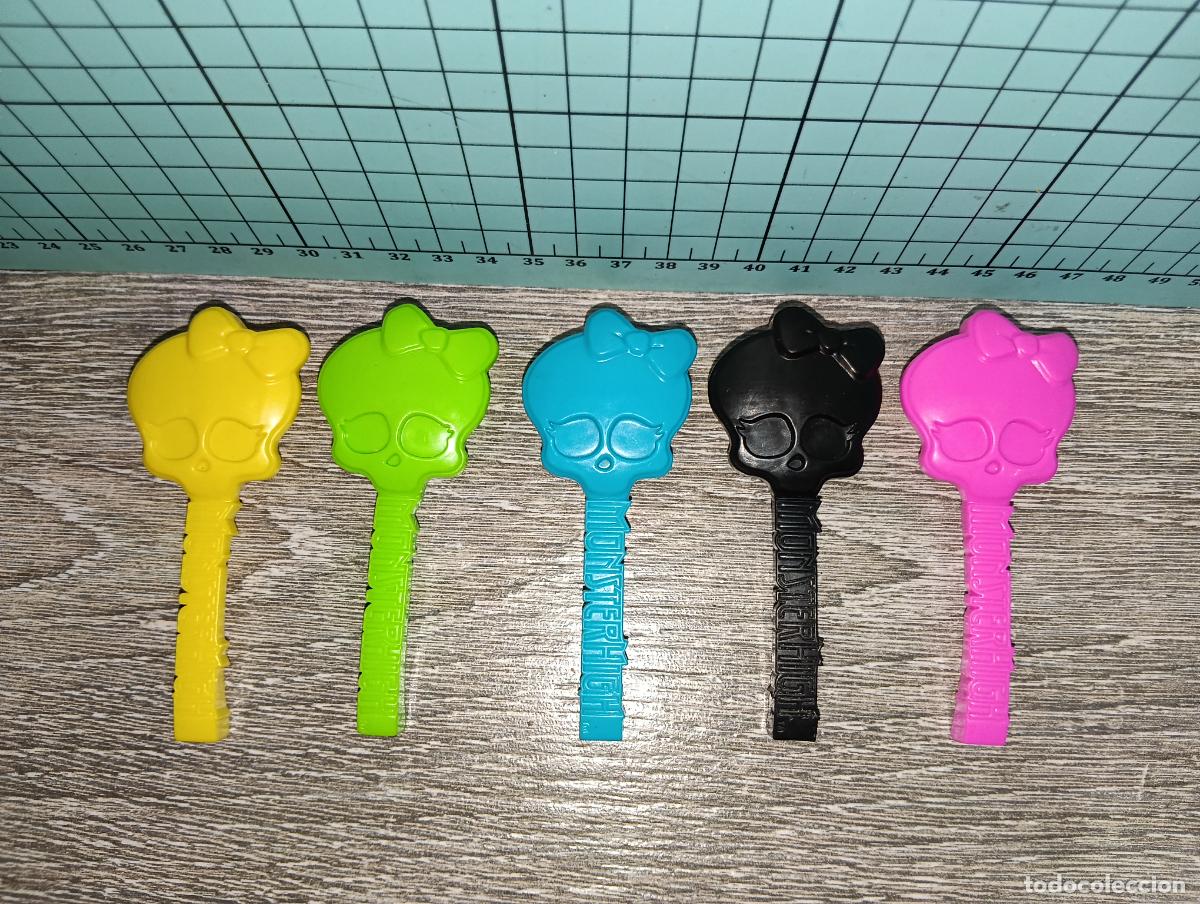 Mu&ntilde;ecas modernas: Lote de peines de mu&ntilde;eca Monster high - Foto 1