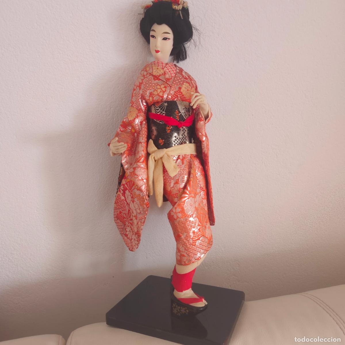 Mu&ntilde;ecas modernas: figura mu&ntilde;eca GEISHA (46 cm) japonesa a&ntilde;os 60 con kimono y sandalias geta Jap&oacute;n gran tama&ntilde;o