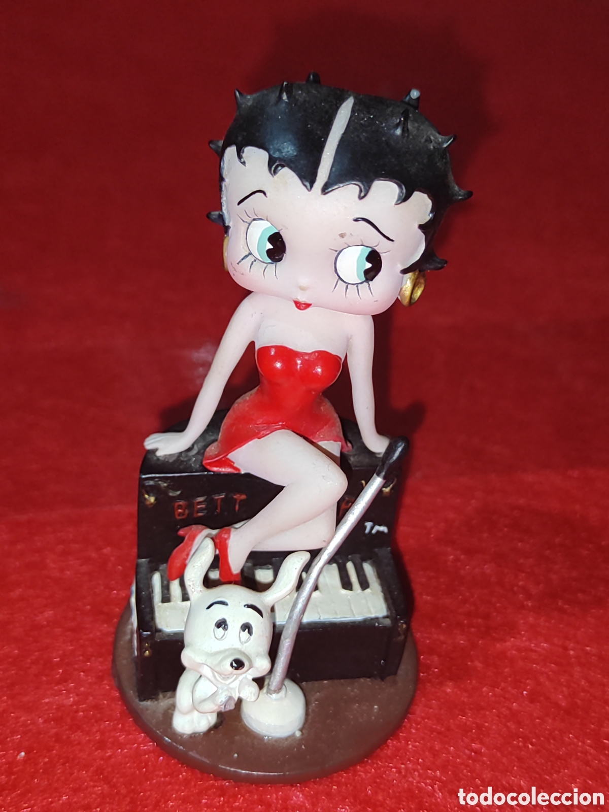 Mu&ntilde;ecas modernas: Peque&ntilde;a figura de Betty boop en resina con su perrito sobre piano