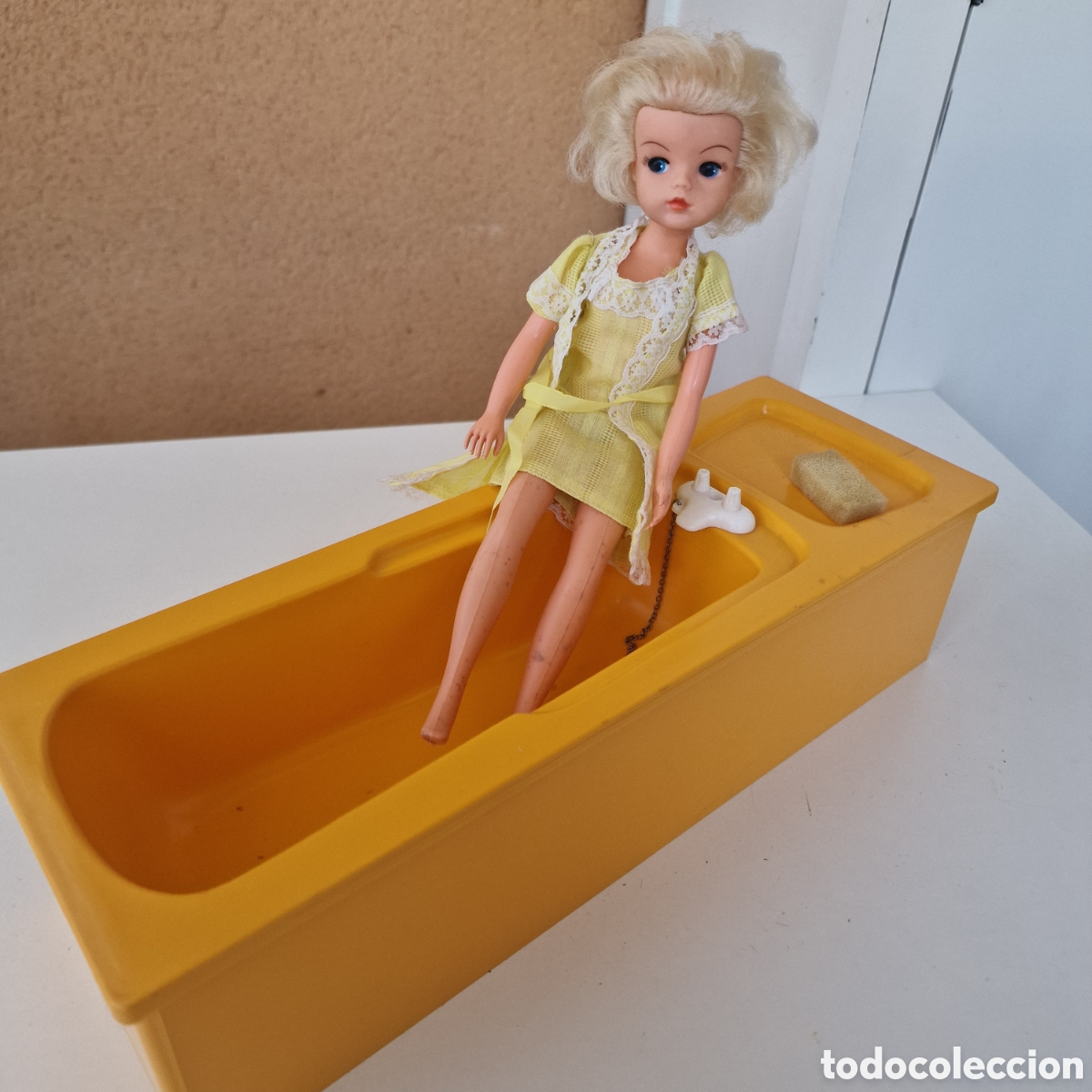 Mu&ntilde;ecas modernas: Sindy con su ba&ntilde;era y conjunto original