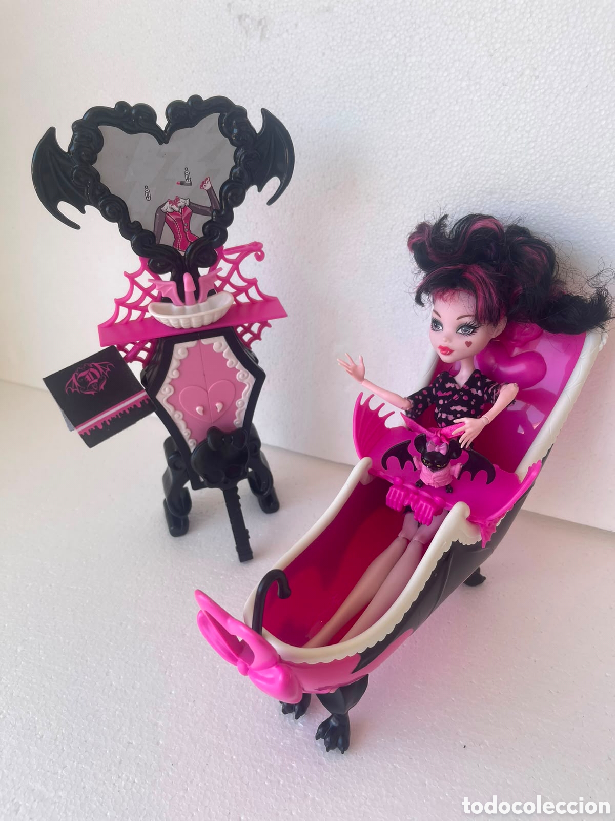 Mu&ntilde;ecas modernas: Lote Monster High: Mu&ntilde;eca Draculaura + Playset Tocador y Ba&ntilde;era &rdquo;Powder Room&rdquo; (Mattel 2011)