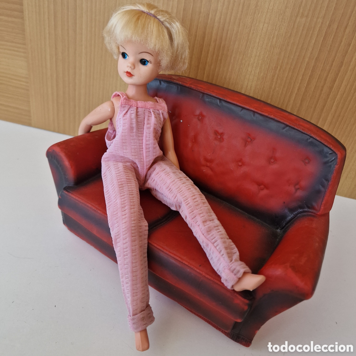 Mu&ntilde;ecas modernas: Sindy con sof&aacute; y conjunto original