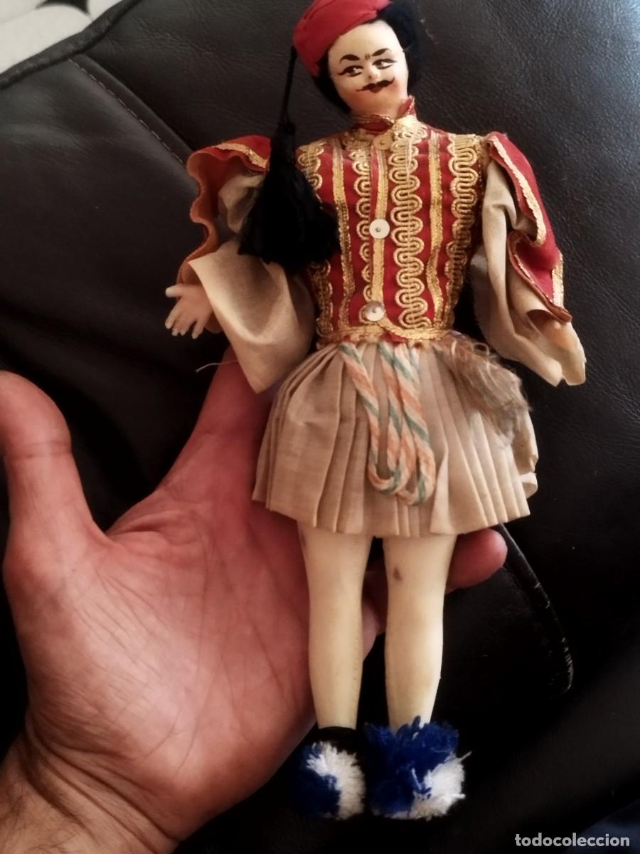 Mu&ntilde;ecas modernas: Antigua mu&ntilde;eca, mu&ntilde;eco bailar&iacute;n folcl&oacute;rico griego y viste un traje tradicional.