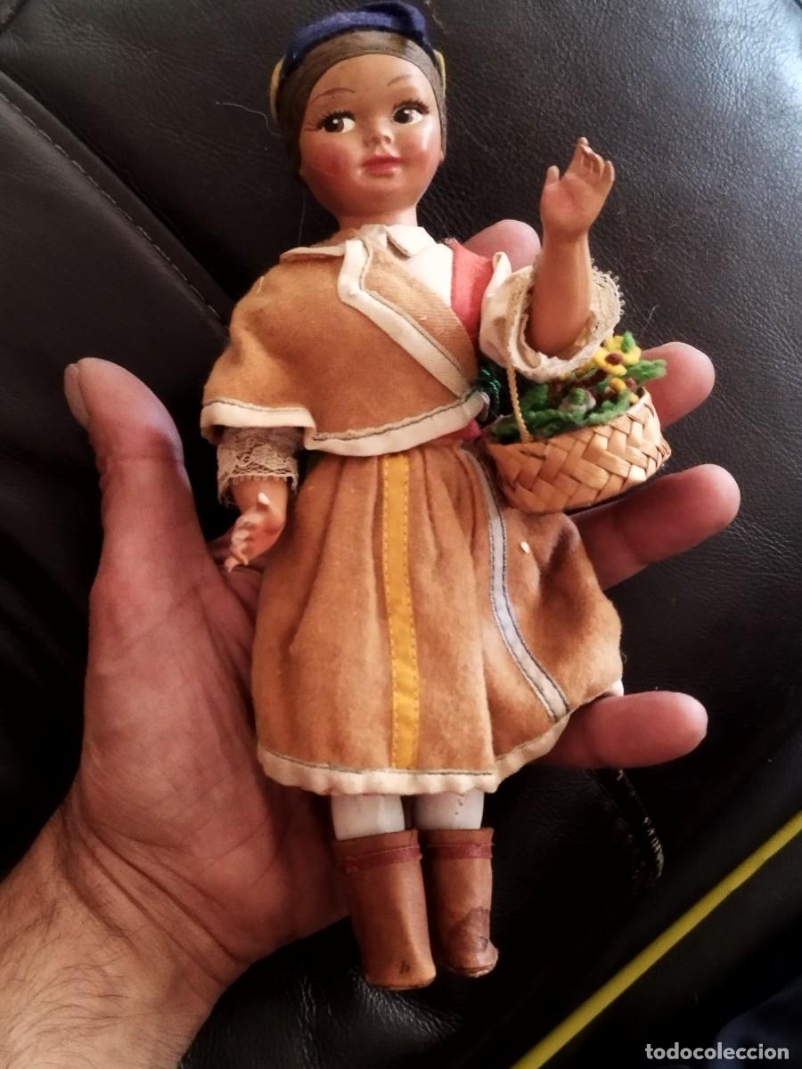 Mu&ntilde;ecas modernas: Antigua mu&ntilde;eca tipo lenci, de ni&ntilde;a con cesta de flores. Folkl&oacute;rica tradicional.