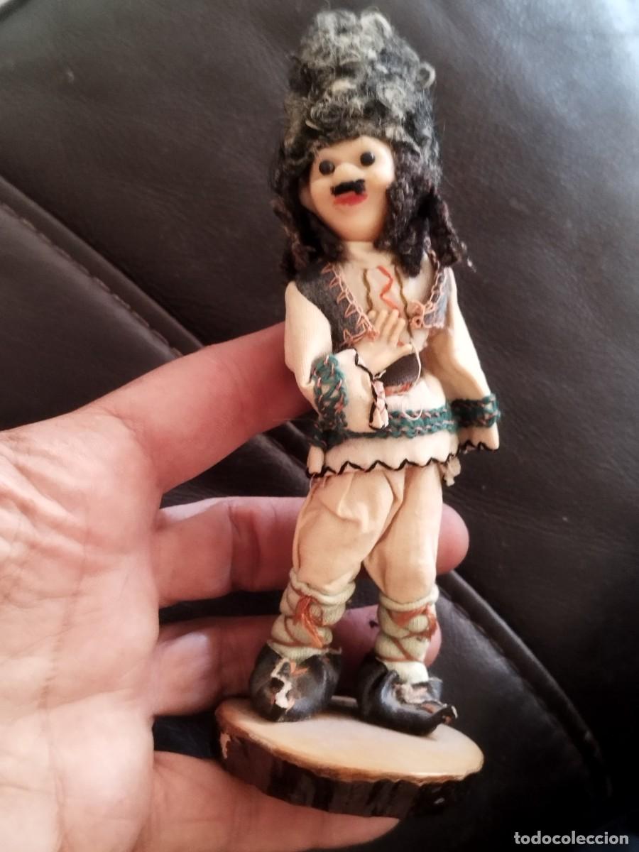 Mu&ntilde;ecas modernas: Antiguo mu&ntilde;eco con vestimenta tradicional, posiblemente b&uacute;lgaro o Europa del Este. Falta un brazo.