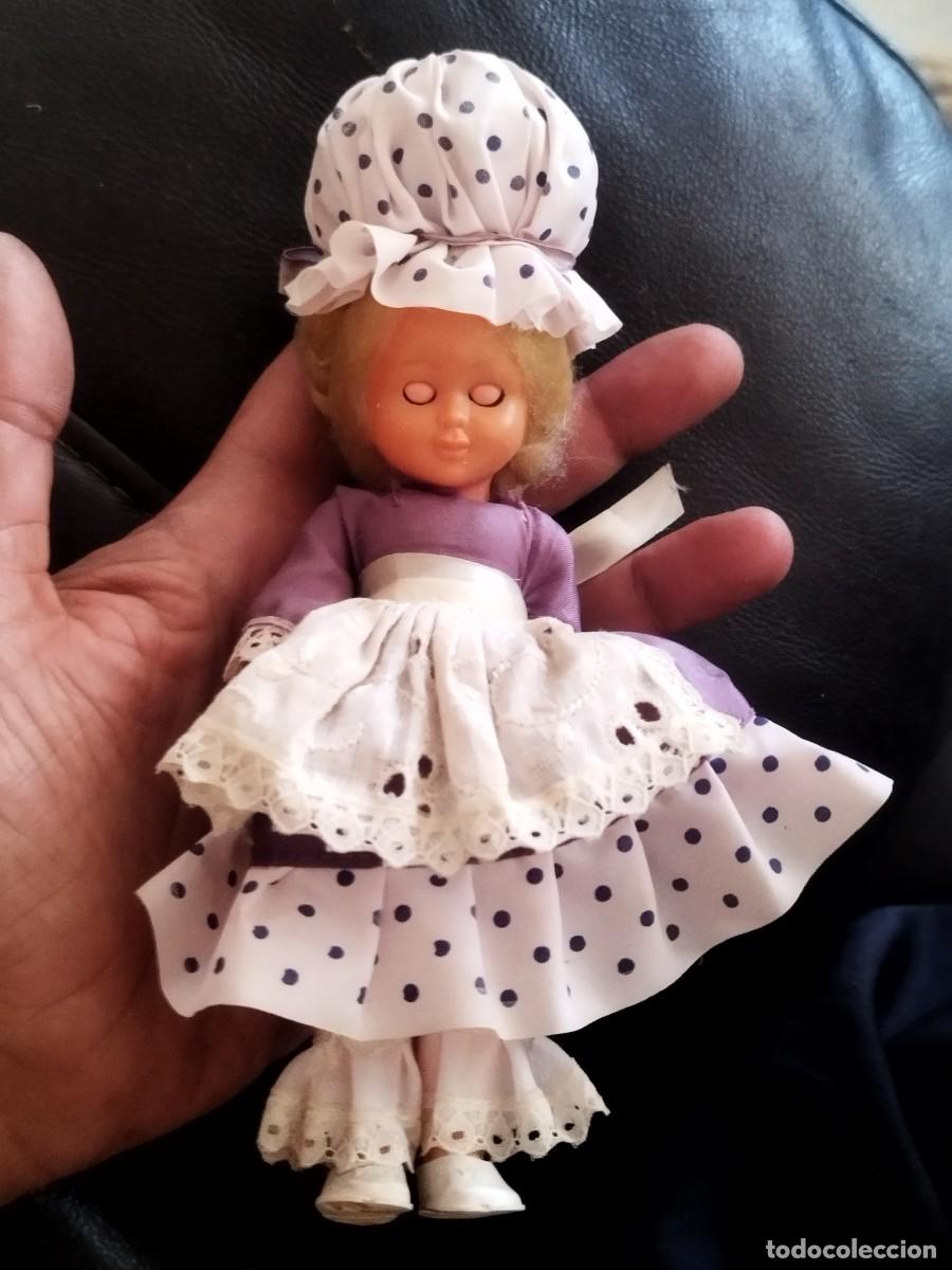 Mu&ntilde;ecas modernas: Antigua mu&ntilde;eca vestida de &eacute;poca. Tradicional, regional a identificar. Ojos cierra y abren.