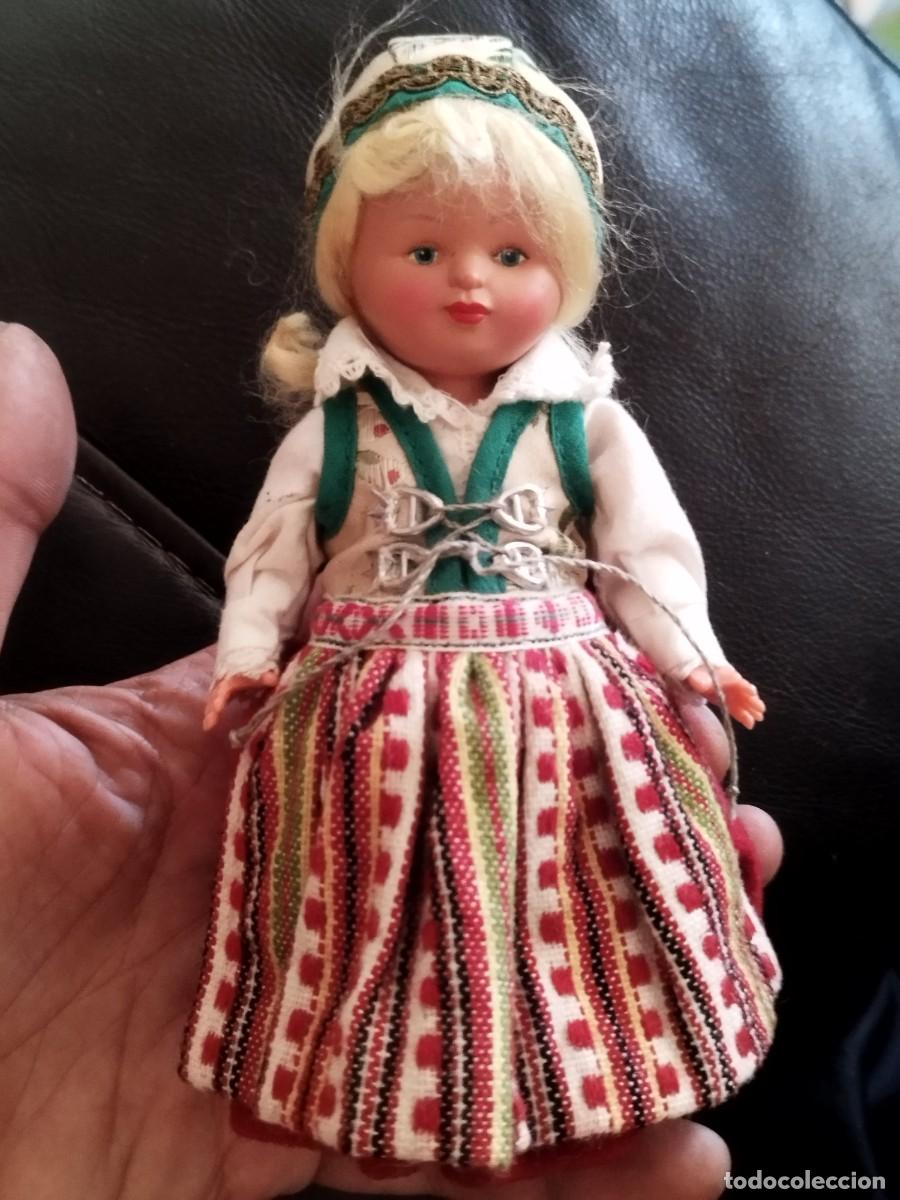 Mu&ntilde;ecas modernas: Antigua mu&ntilde;eca vestida traje noruego. Folkl&oacute;rica, tradicional Noruega.