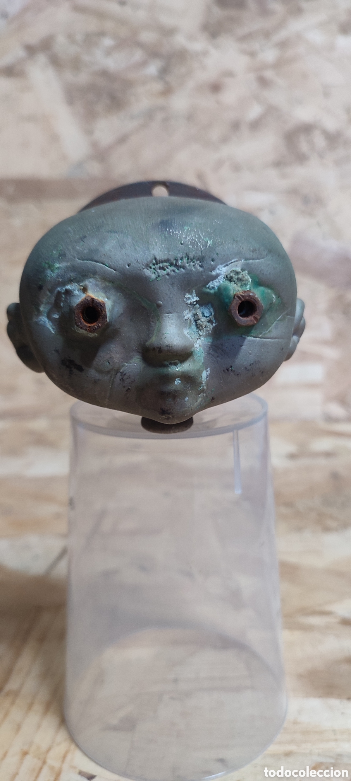 Mu&ntilde;ecas modernas: Antiguo molde matriz de n&iacute;quel para fabricar mu&ntilde;ecos extraterrestres.