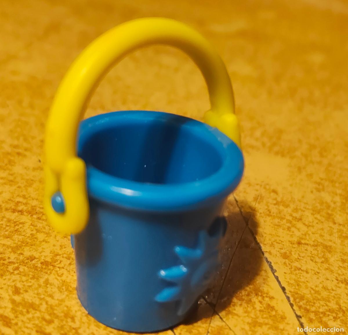Mu&ntilde;ecas modernas: accesorio para mu&ntilde;ecas cubo azul de pl&agrave;tico para arena o playa