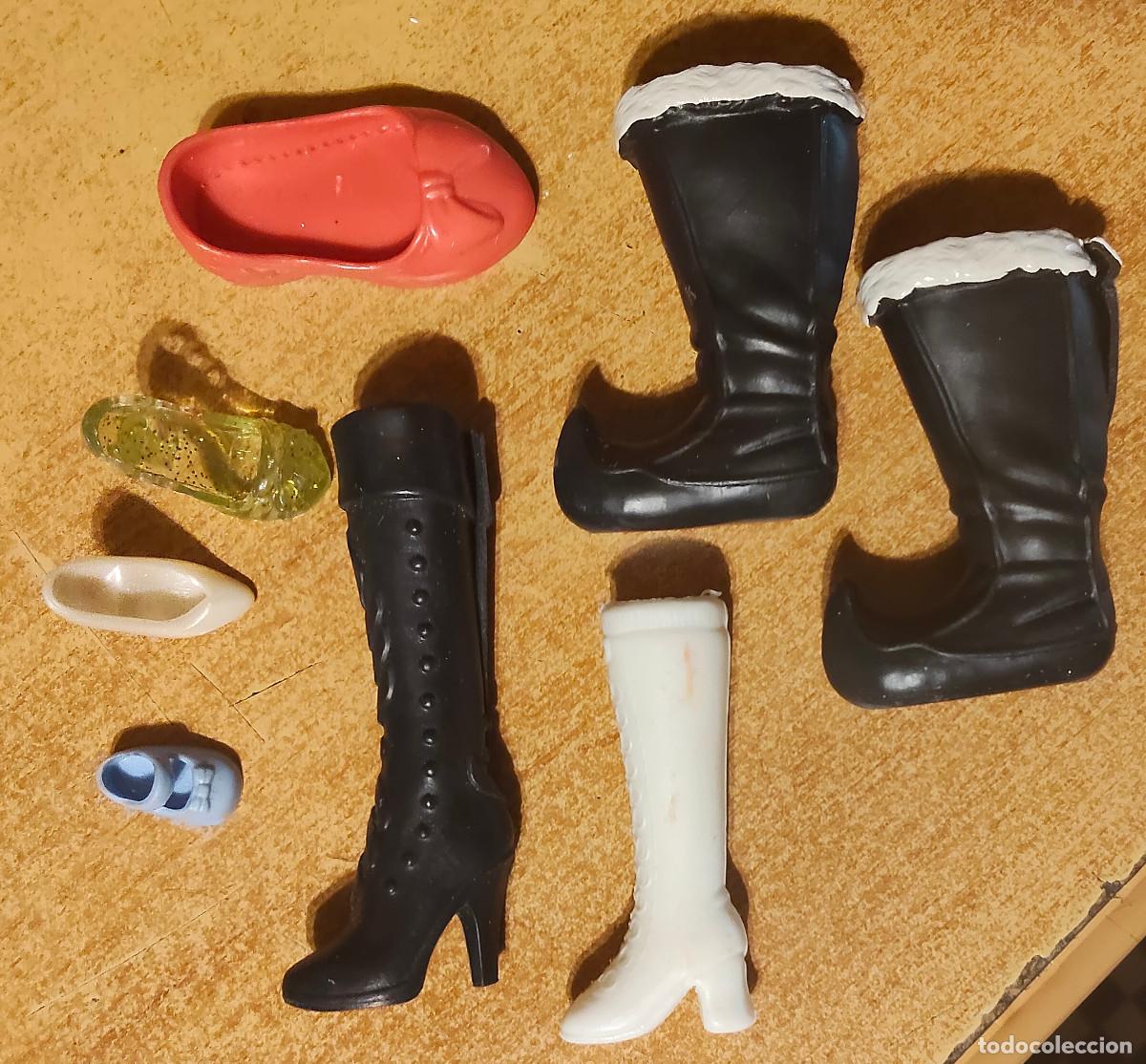 Mu&ntilde;ecas modernas: varios zapatos para mu&ntilde;ecas . solo una tiene pareja