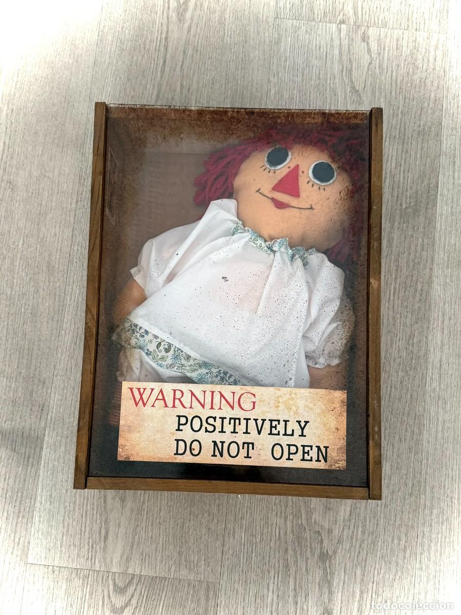 Mu&ntilde;ecas modernas: Mu&ntilde;eca Annabelle con vitrina La Nave Misterio