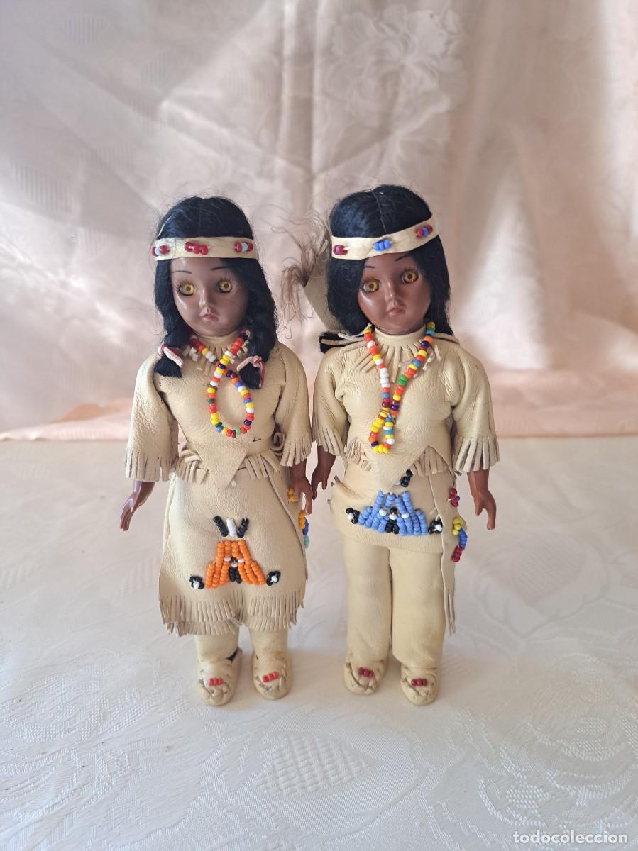 Mu&ntilde;ecas modernas: Pareja de mu&ntilde;ecas indias de vinilo Carlson Dolls, a&ntilde;os 60, completas con bebe incluido.
