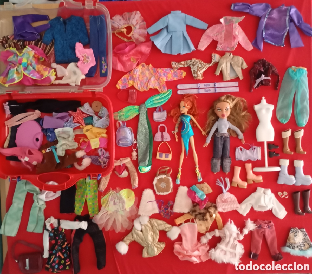 Mu&ntilde;ecas modernas: Lote mu&ntilde;ecas ropa y complementos Winx Club Bratz Barbie Vestidos Bolsos Zapatos.. Malet&iacute;n Colecci&oacute;n