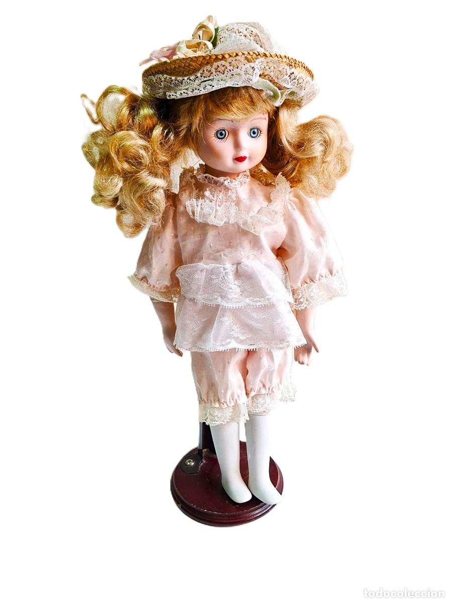 Mu&ntilde;ecas modernas: MU&Ntilde;ECA DE PORCELANA VINTAGE CON SOPORTE