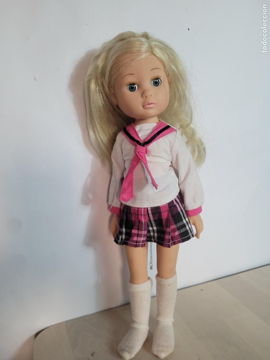 Mu&ntilde;ecas modernas: mu&ntilde;eca madeleine simba colegiala