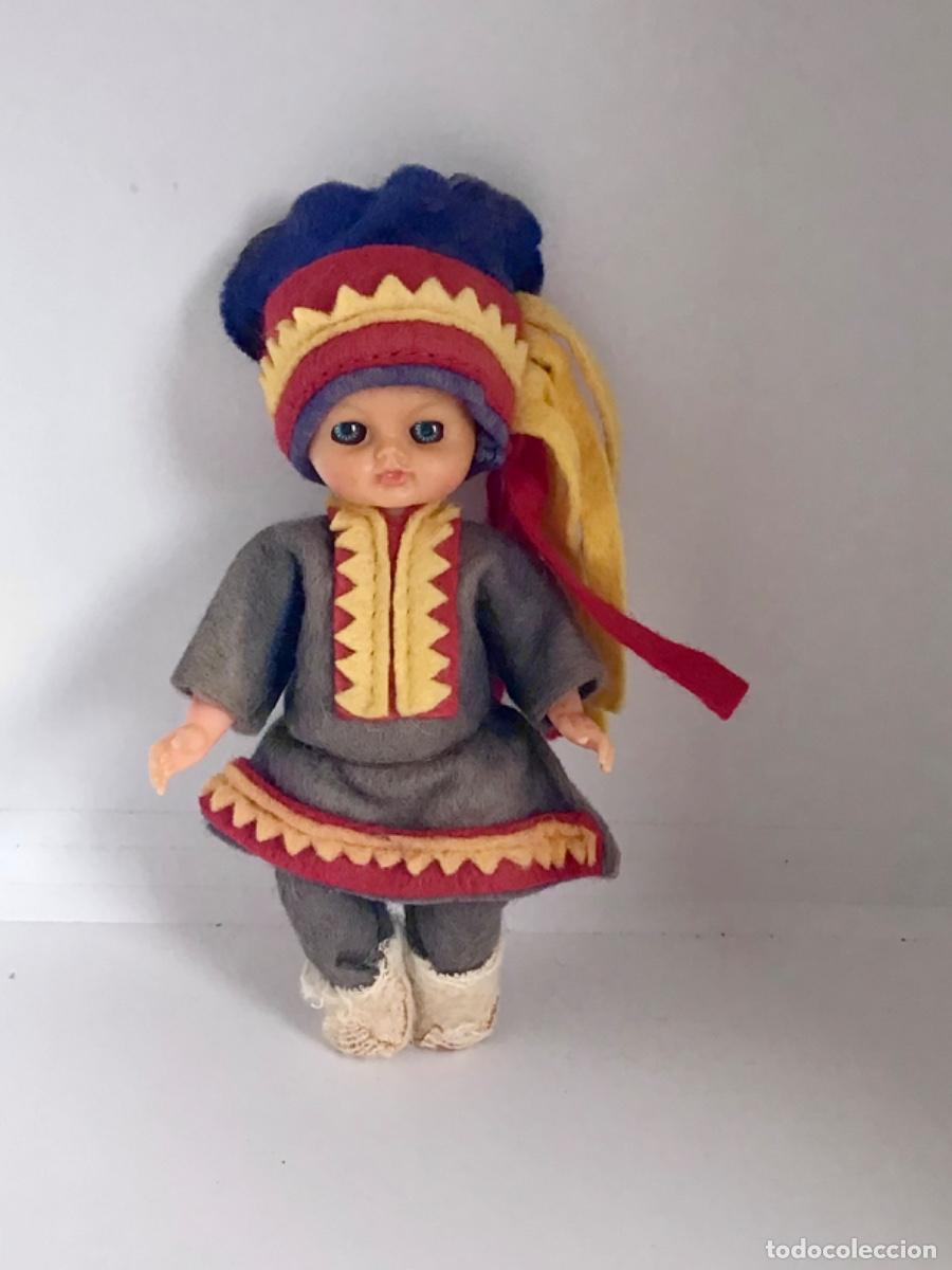 Mu&ntilde;ecas modernas: Mu&ntilde;eca con traje regional de Sami, laponia, vintage, a&ntilde;os 60-70, ojos durmientes.