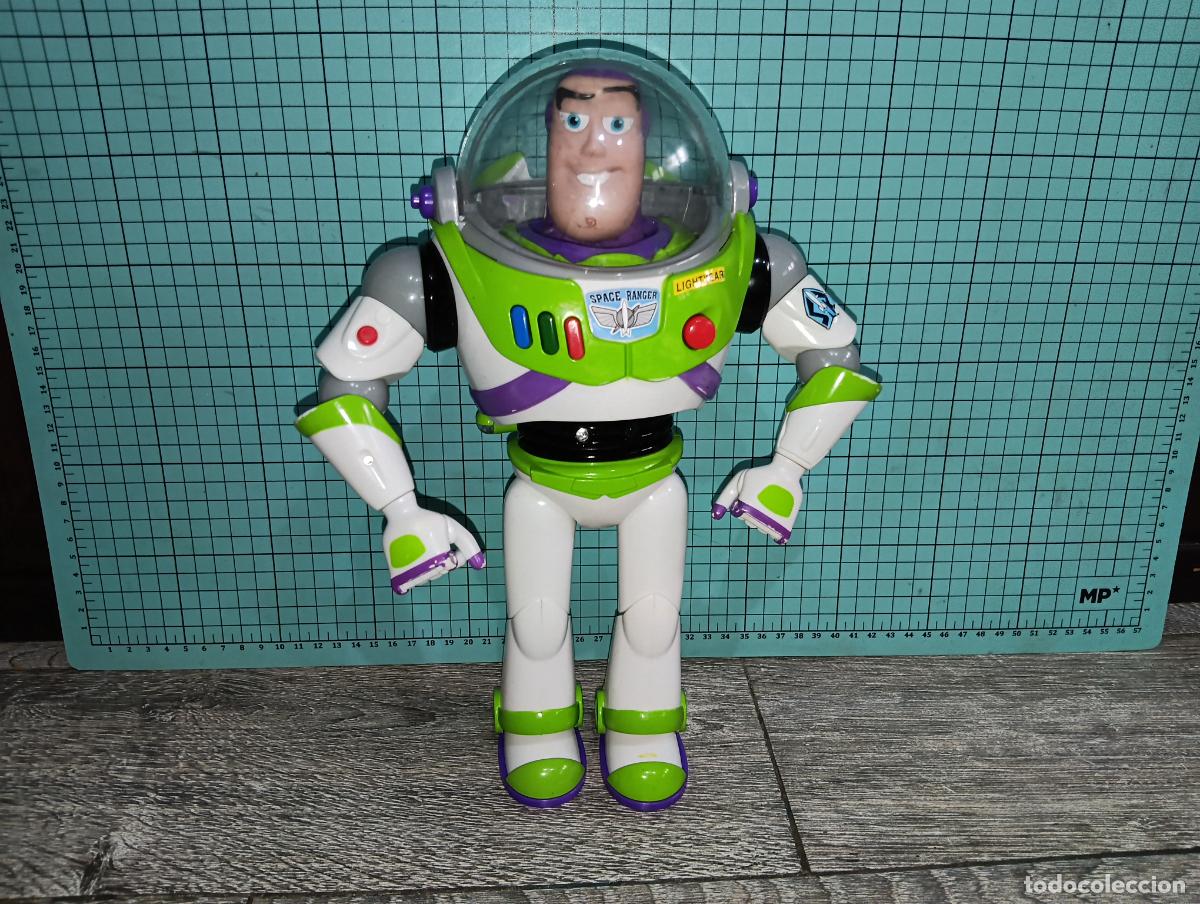 Mu&ntilde;ecas modernas: Figura Buzz Lightyear original Disney Store con alas y luces 30 cms