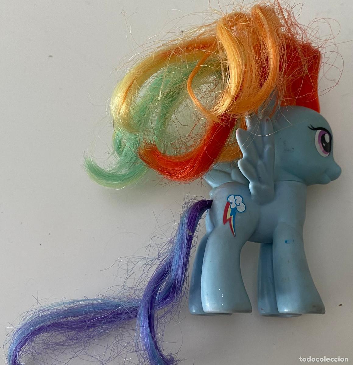 Mu&ntilde;ecas modernas: Mi Peque&ntilde;o Pony, Rainbow Dash. Figura infantil de Hasbro. A&ntilde;o 2010. Pelo de colores y alas.