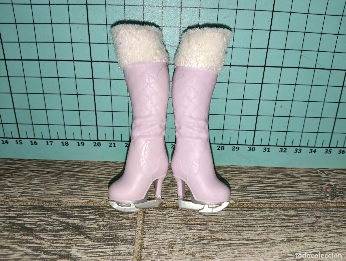 Mu&ntilde;ecas modernas: Botas de mu&ntilde;eca Rainbow high winter break