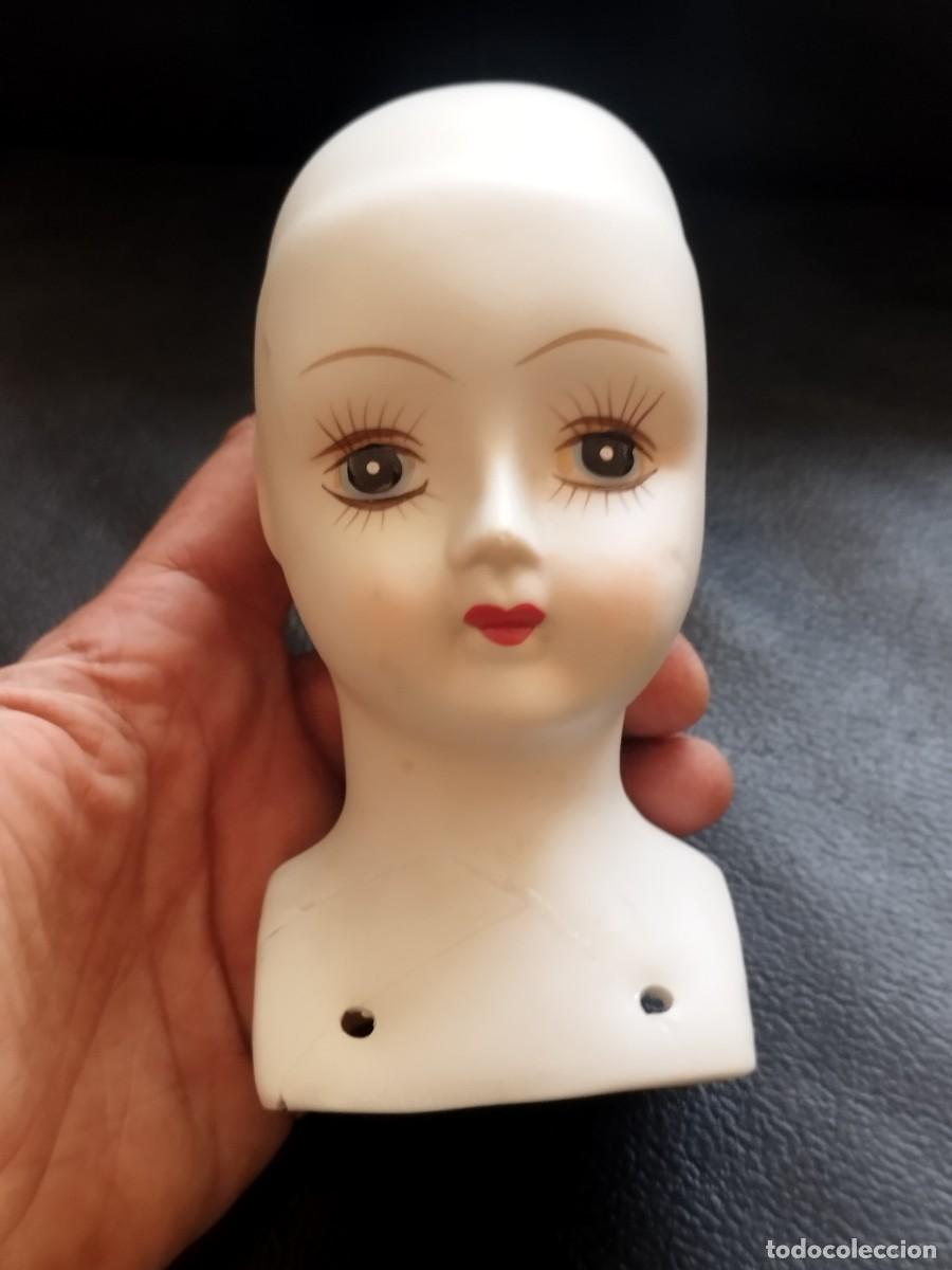 Mu&ntilde;ecas modernas: Cabeza de mu&ntilde;eca de porcelana. Con rasgos pintados a mano. Con restauraci&oacute;n, en las fotos se ve.