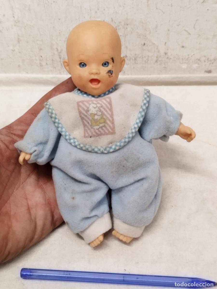 Mu&ntilde;ecas modernas: Mu&ntilde;eco de un bebe de city toy. China 2001.