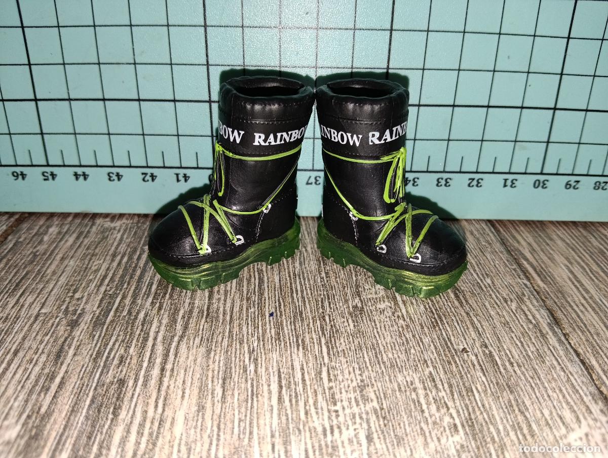 Mu&ntilde;ecas modernas: Botas zapatos de mu&ntilde;eca Rainbow high