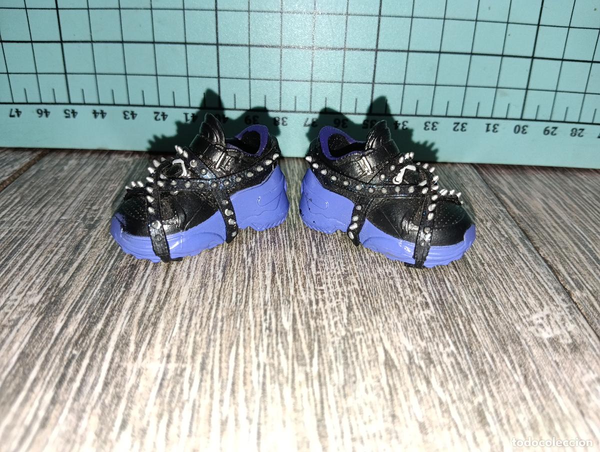 Mu&ntilde;ecas modernas: Zapatos deportivos de mu&ntilde;eca Rainbow high shadow