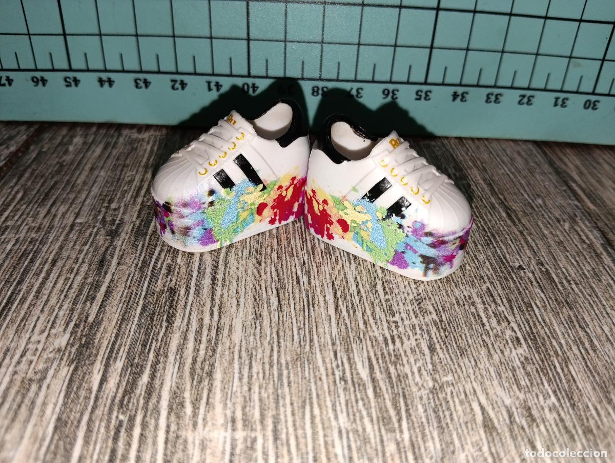 Mu&ntilde;ecas modernas: Zapatos deportivos de mu&ntilde;eca Rainbow high