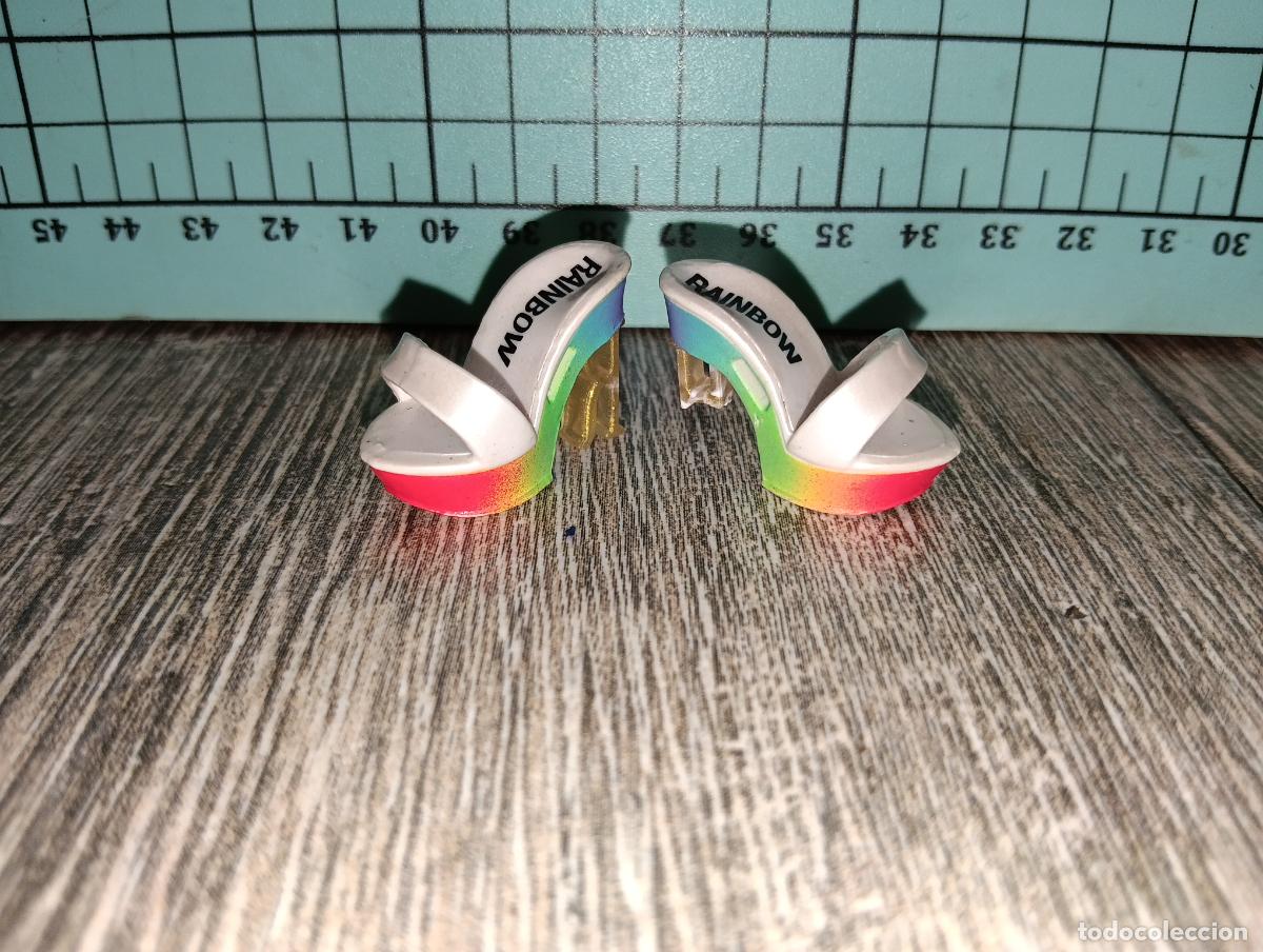 Mu&ntilde;ecas modernas: Zapatos de mu&ntilde;eca Rainbow high