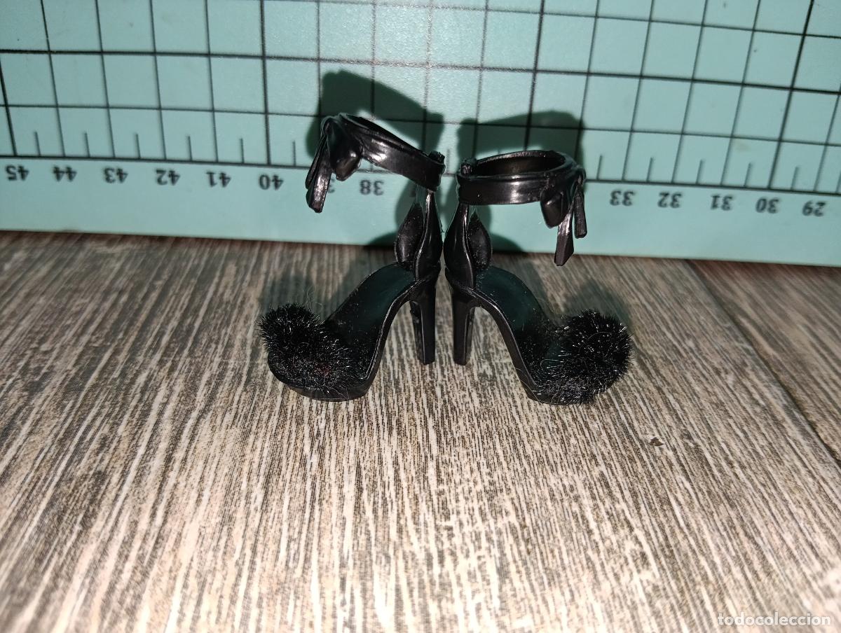 Mu&ntilde;ecas modernas: Zapatos de mu&ntilde;eca Rainbow high Shadow